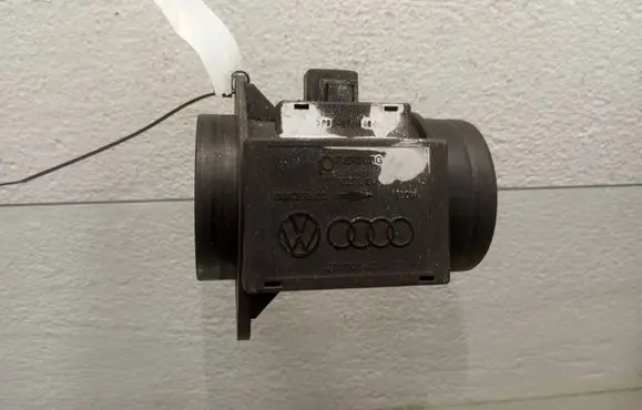 Volkswagen Bora Mass air flow meter 71822101 074906461