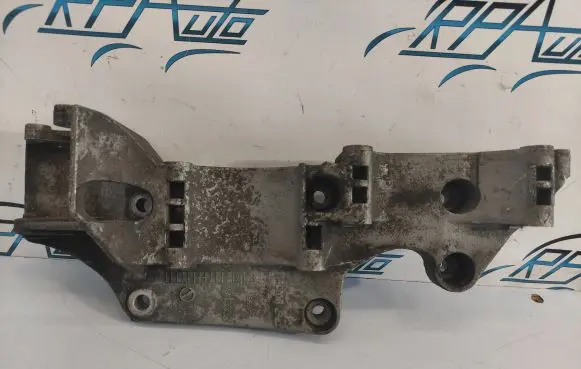 Engine mounting bracket