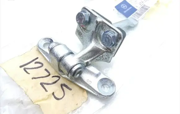 Mercedes-Benz C W202 Rear door lower hinge A2027302037