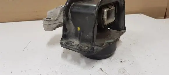 Peugeot 3008 I Engine mount bracket 9636270080 9636583980 9635845880
