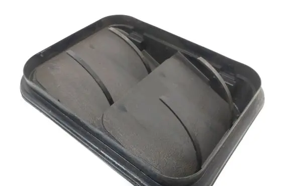 Opel Vivaro Quarter panel pressure vent 8200003575