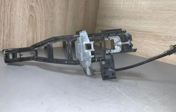Rear door exterior handle/bracket