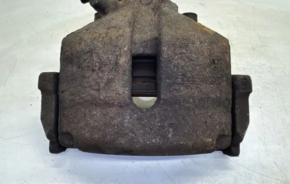 Volkswagen PASSAT B7 Front brake caliper