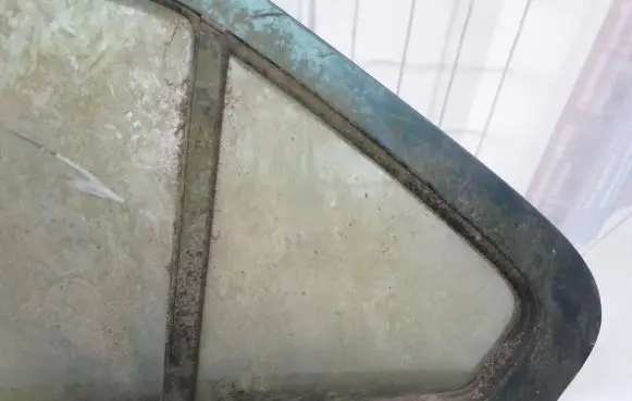 Rear vent window glass