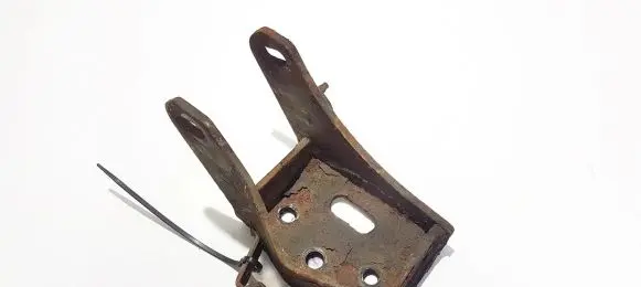 Toyota Avensis Verso Engine mounting bracket