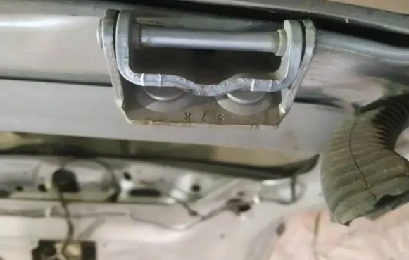 Tailgate/trunk/boot hinge