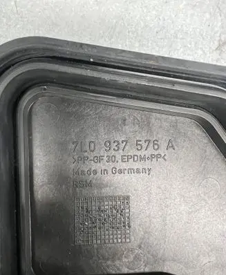 Volkswagen Touareg I Fuse box cover 7L0937576B