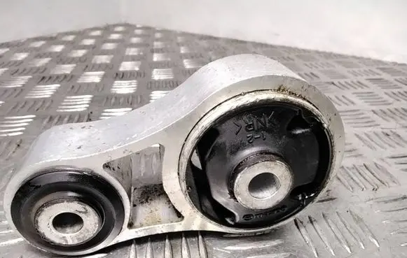 Mazda CX-7 Engine mount bracket