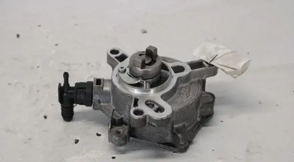 Volvo V40 Vacuum pump 31316688