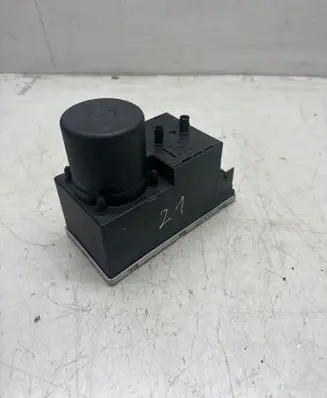 Audi A4 S4 B5 8D Central locking vacuum pump 8L0862257G
