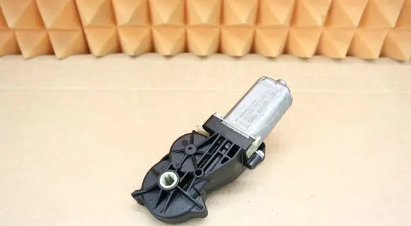 Mercedes-Benz CLS C219 Seat adjustment motor 0390203277