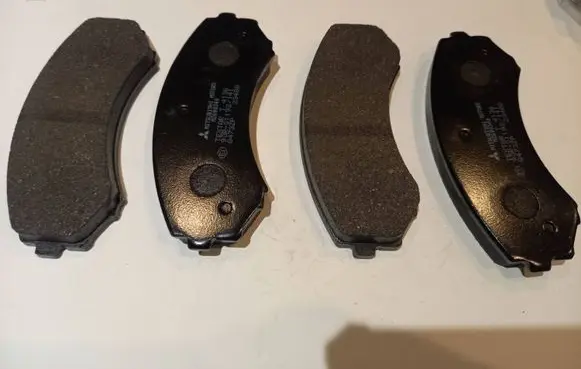 Mitsubishi Pajero Brake pads (front) MZ690342