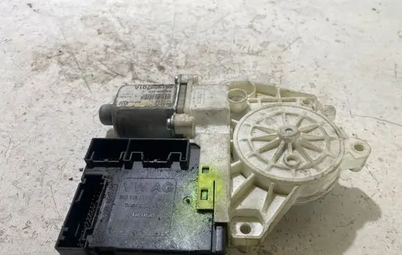 Volkswagen PASSAT B7 Front door window regulator motor 3C0959793C 918432110