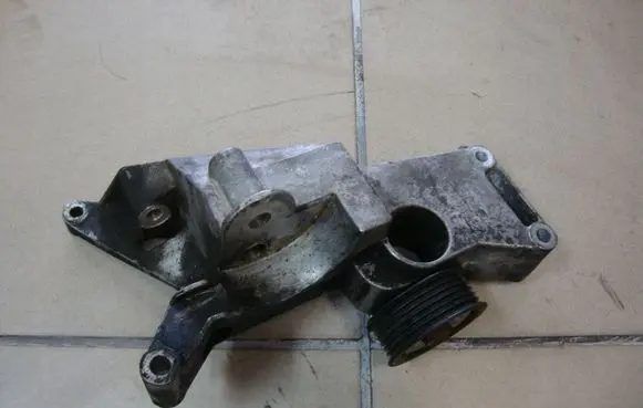Saab 9-5 Generator/alternator bracket 55564667