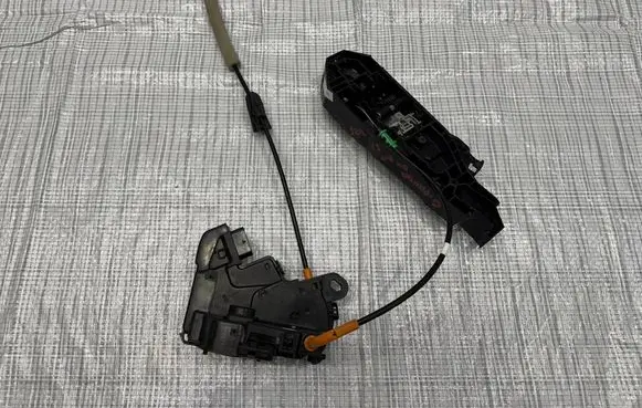 Fiat Panda III Front door lock 9815630580