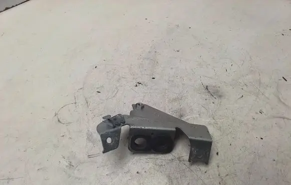 Mercedes-Benz B W245 Engine mounting bracket A1695420040