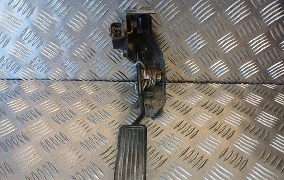 Accelerator throttle pedal
