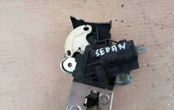 Volkswagen PASSAT B6 Tailgate/trunk/boot lock/catch/latch 4F5827505D
