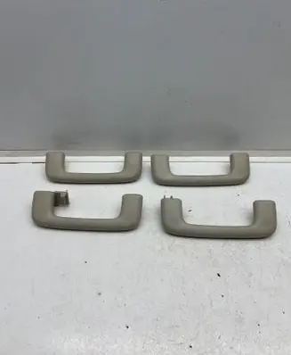 Mitsubishi Outlander A set of handles for the ceiling 