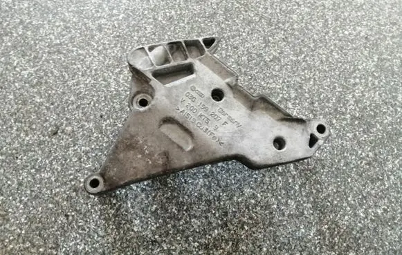 Volkswagen PASSAT B6 Engine mounting bracket 03G199207F
