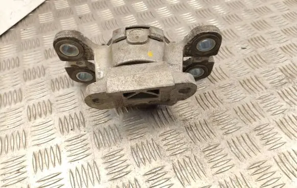 Volvo XC70 Engine mount bracket