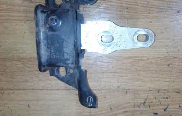 Ford Fiesta Engine mount bracket 8v517m121ae