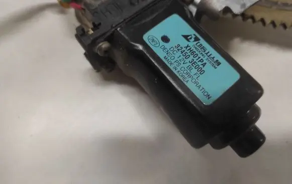 KIA Sorento Front door window regulator with motor 824503E000