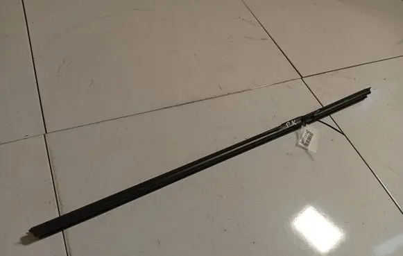 Volkswagen Golf V Front door glass trim molding 