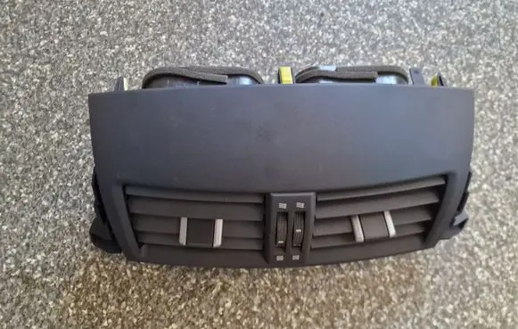 Toyota RAV 4 (XA30) Dash center air vent grill