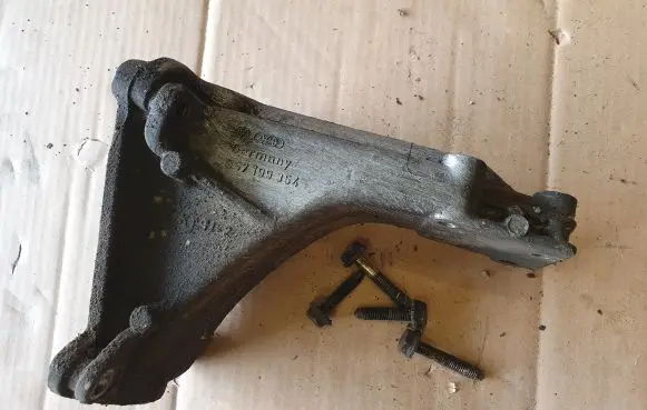 Volkswagen PASSAT B3 Engine mounting bracket 357199354