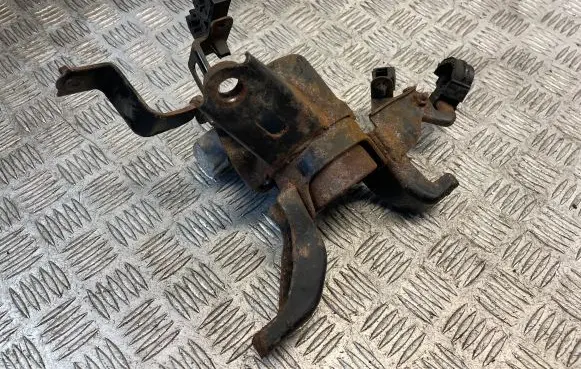 Toyota Prius (XW30) Engine mount bracket