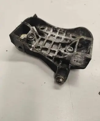 Volkswagen Touareg I Engine mounting bracket