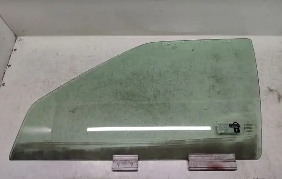 Volvo S70 V70 V70 XC Front door window glass four-door