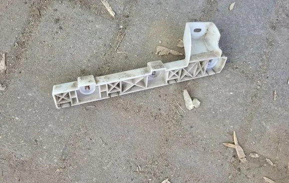 Mitsubishi Lancer X Front bumper mounting bracket 6400A403