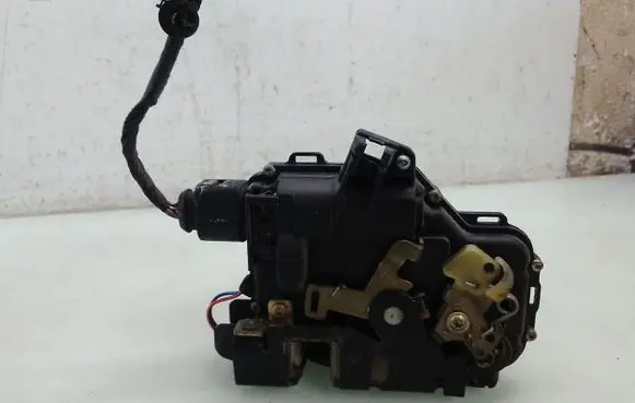 Volkswagen New Beetle Front door lock 3B1937016A