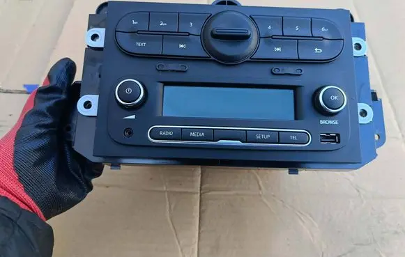 Renault Twingo III Radio/CD/DVD/GPS head unit 281152770R