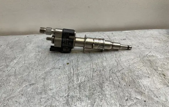 BMW 5 E60 E61 Fuel injector 7585261 PA66GF3596 10181010