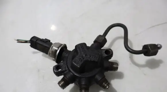 Renault Megane II Fuel distributor 