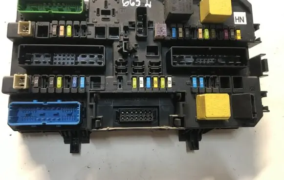 Opel Zafira B Fuse module 13220829