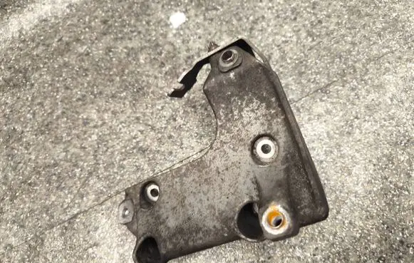 BMW 1 E81 E87 A/C compressor mount bracket 7505980 A1661102196