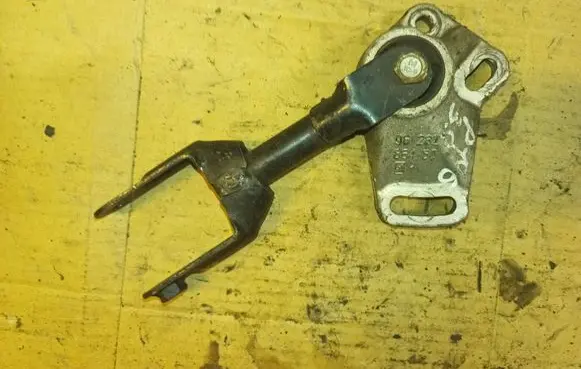Peugeot 406 Engine mounting bracket 9628286480