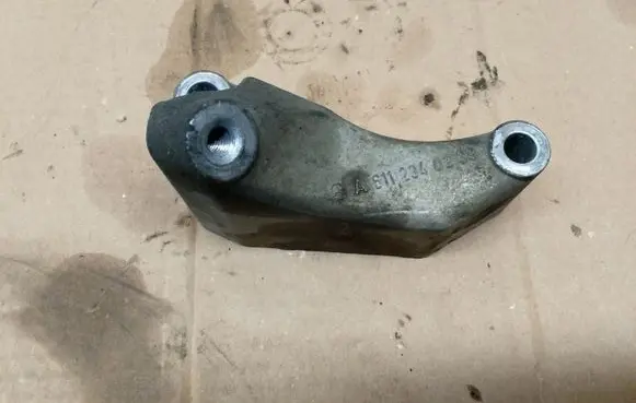 Mercedes-Benz E W211 Engine mounting bracket A6112340239 15403911