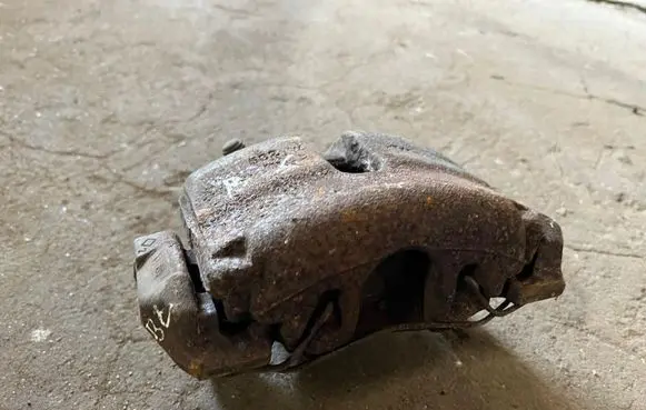 Volkswagen PASSAT B6 Front brake caliper