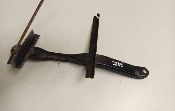 Toyota Hilux (AN10, AN20, AN30) Battery bracket 