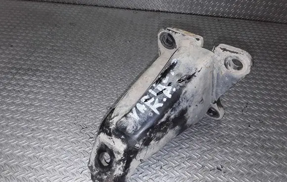 Nissan Navara D40 Engine mounting bracket