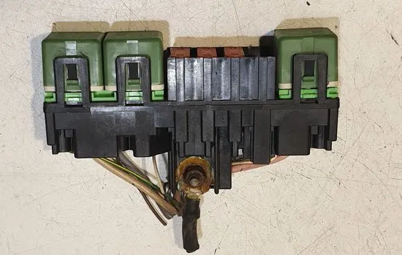 Peugeot 407 Relay mounting block 
