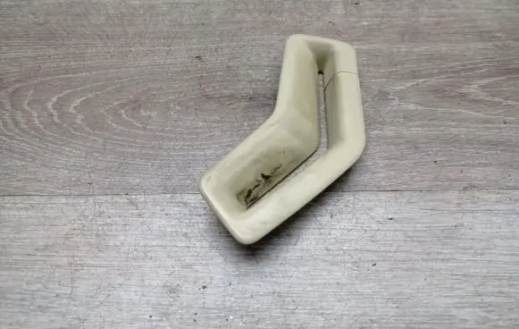 Volvo XC70 Seat belt trim 
