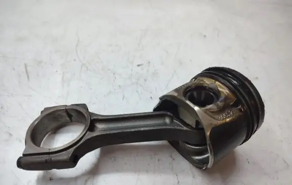 Nissan Qashqai+2 Piston with connecting rod