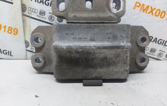 Volkswagen PASSAT B6 Engine mount bracket 3C0199555