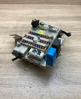 Nissan Almera Tino Fuse box set 243504U100 0516011